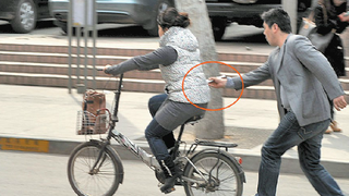 Illustration for article titled Chinese Man Pickpockets an iPhone By Using... Chopsticks